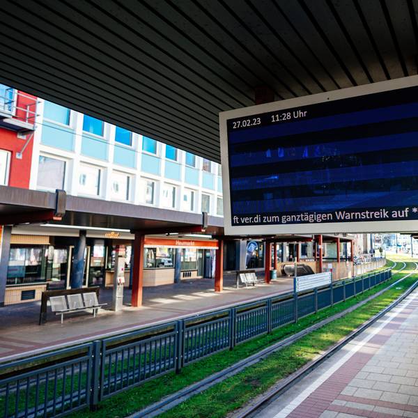Leere Bahnsteige auch am Heumarkt: Erst am Dienstag werden wieder Straßenbahnen durch Köln fahren.