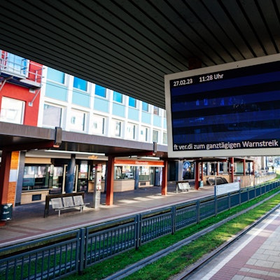 Leere Bahnsteige auch am Heumarkt: Erst am Dienstag werden wieder Straßenbahnen durch Köln fahren.