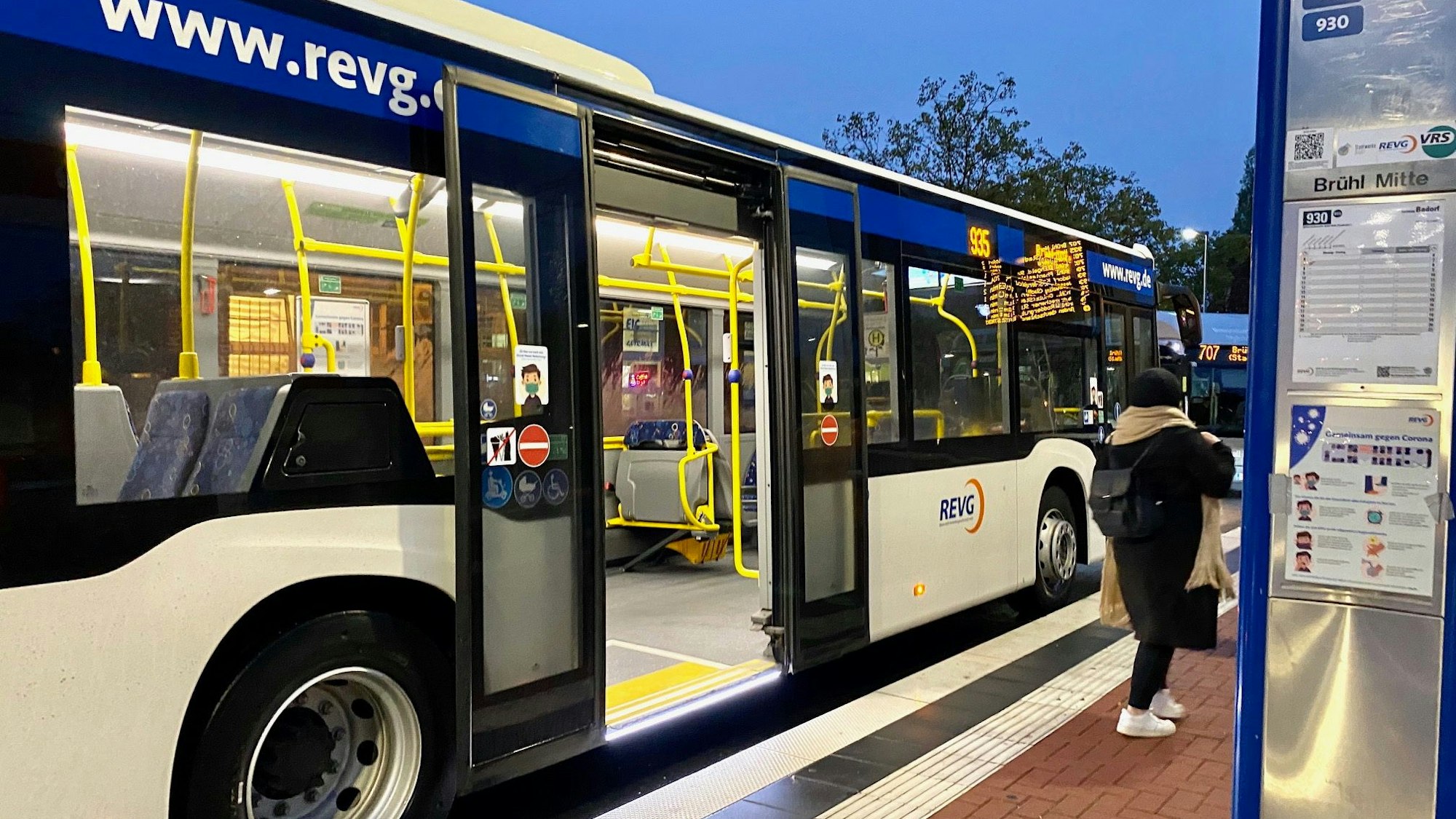 Auf dem Foto ist ein Linienbus der REVG an einer Haltestelle in Brühl zu sehen.
