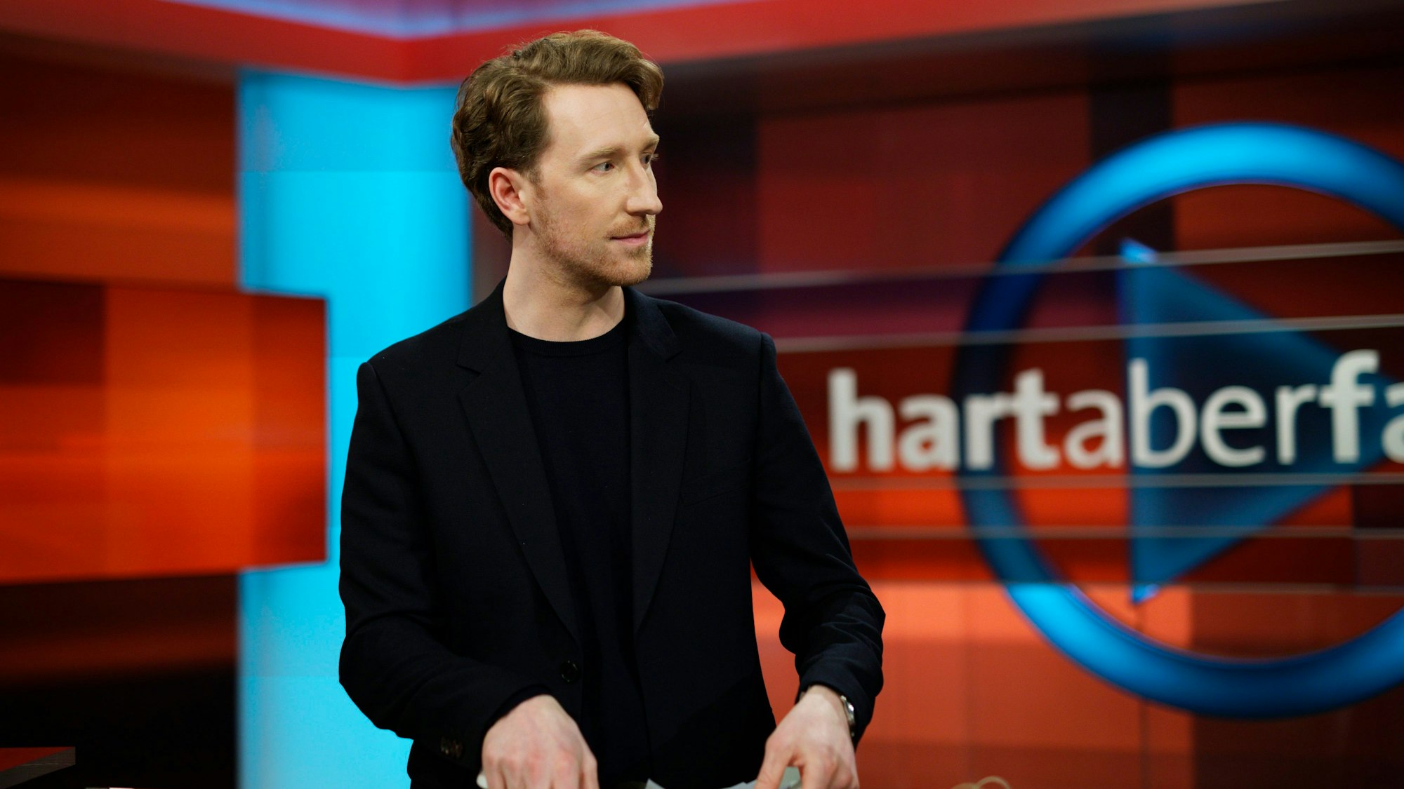 Louis Klamroth moderiert die ARD-Polit-Sendung „Hart aber fair“ seit 2023. Nun steht der Talk auf dem Prüfstand.