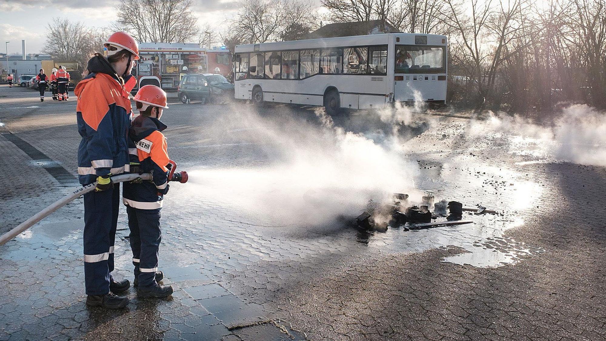 Die Jugendfeuerwehr löschte Flammen, die mehrere Meter in die Höhe geschlagen hatten