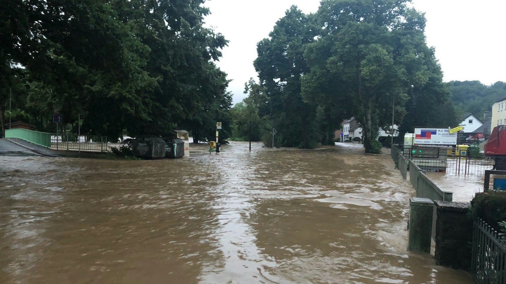 Eine Straße steht komplett unter Wasser.