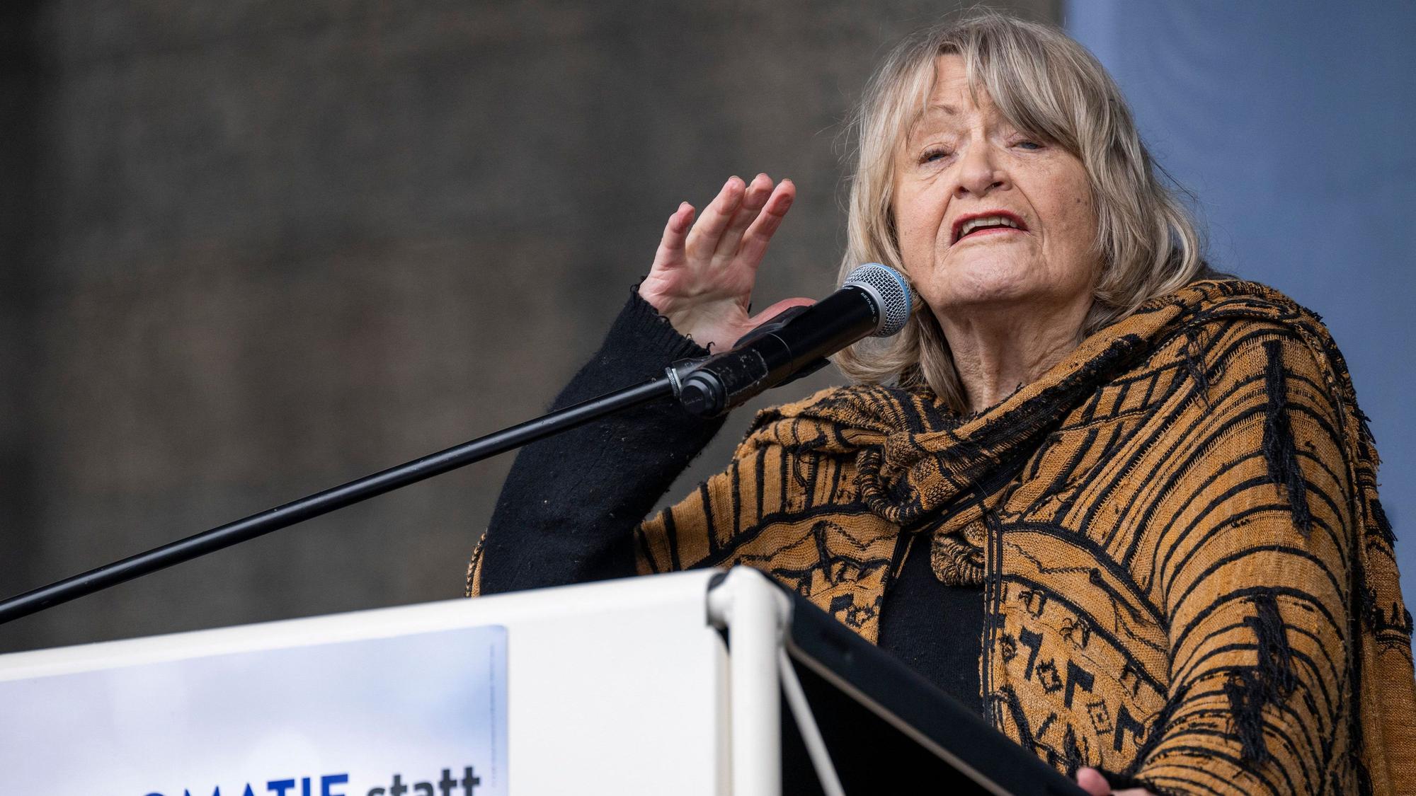 Alice Schwarzer, Frauenrechtlerin, spricht während der Demonstration in Berlin auf der Bühne. Am Brandenburger Tor in Berlin haben sich am Samstag mehrere Tausend Menschen zu einer Kundgebung für Verhandlungen mit Russland im Ukraine-Krieg versammelt.