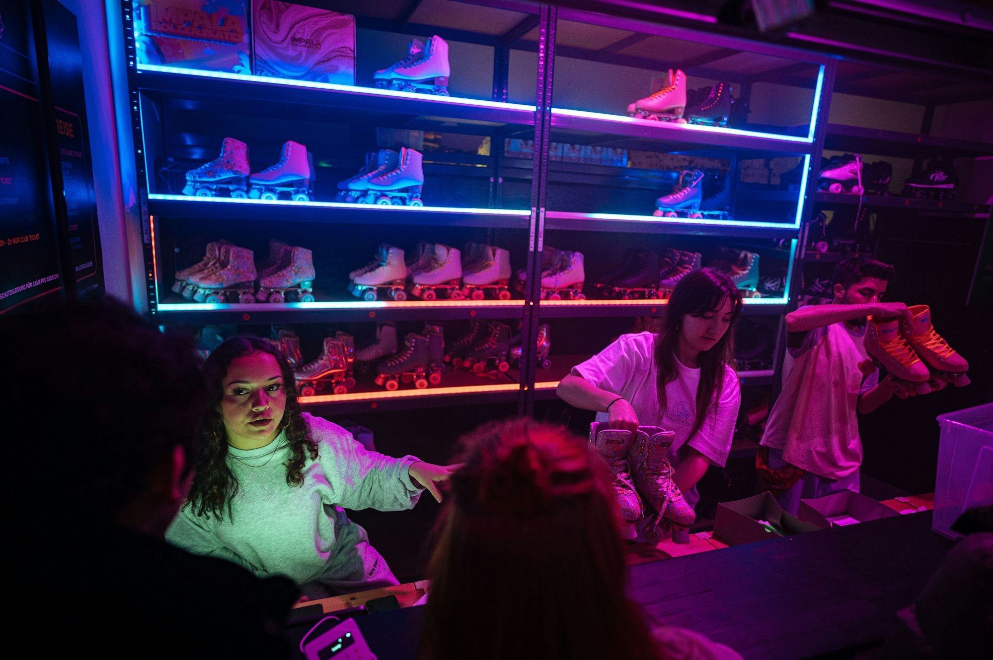 Das entsprechende Schuhwerk gibt es an der Theke gegen eine Leihgebühr.