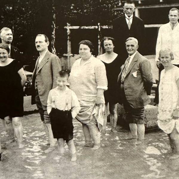 Mehrere Menschen stehen knöcheltief in einem Becken.