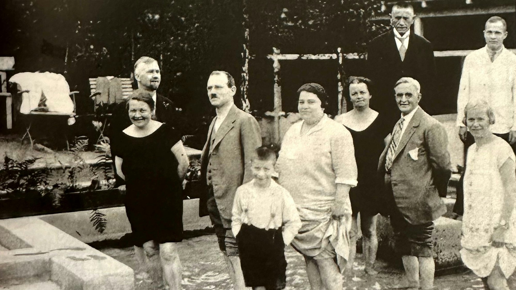 Mehrere Menschen stehen knöcheltief in einem Becken.