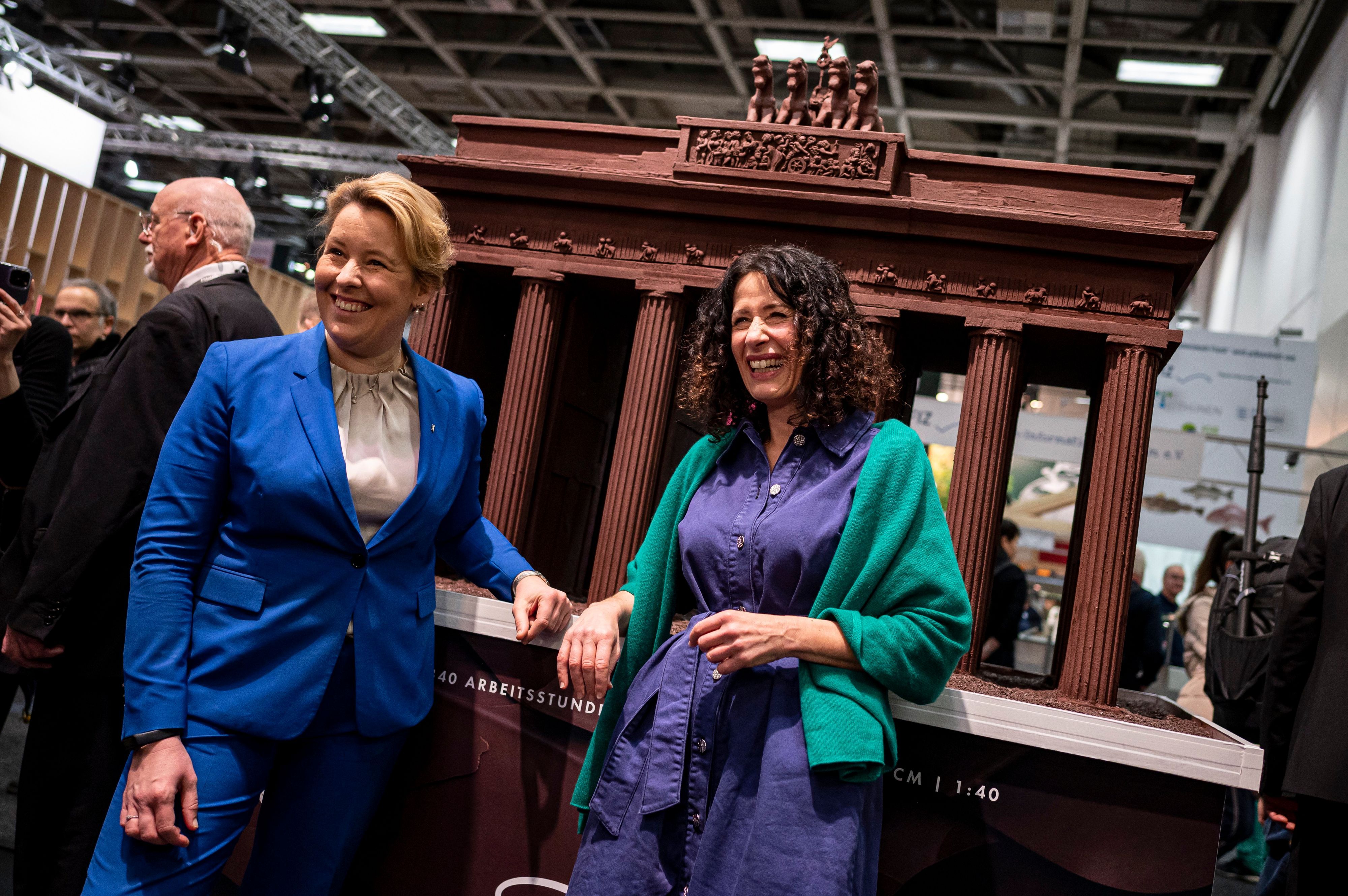 Franziska Giffey (SPD, l), Regierende Bürgermeisterin von Berlin, und Bettina Jarasch (Bündnis90/Die Grünen), Spitzenkandidatin für die Wahl des Berliner Abgeordnetenhaus, posieren vor der Kamera.
