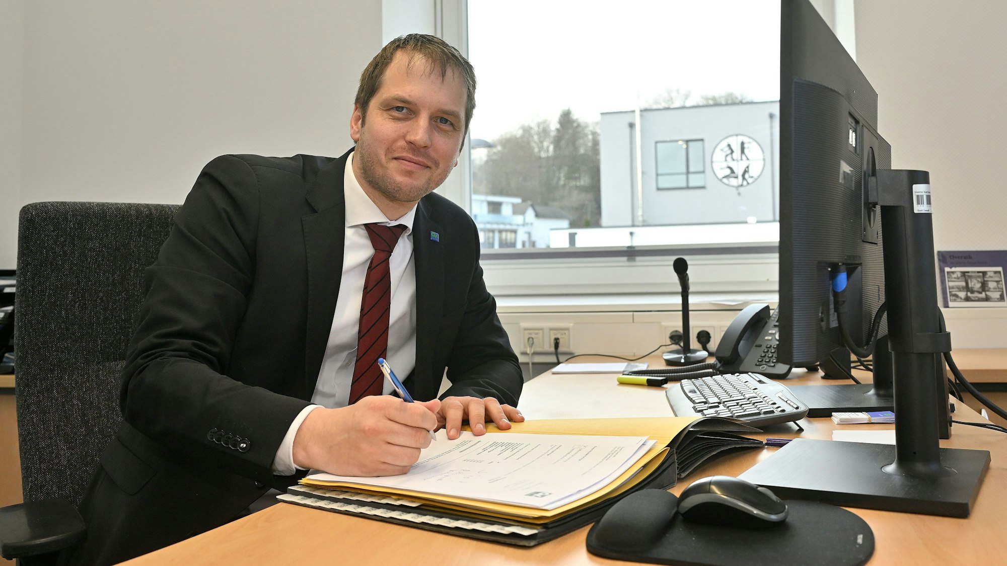 Mario Bredow sitzt an seinem Schreibtisch.