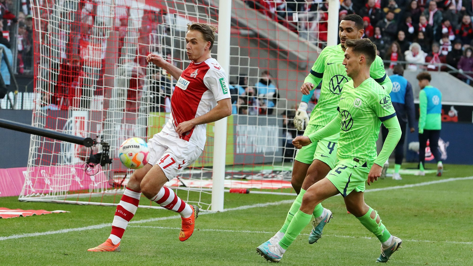 1.FC Köln vs. VFL Wolfsburg, 22. Spieltag, 25.02.2023, 15.30 Uhr, links: Mathias Olesen (1. FC Köln), Bild: Herbert Bucco