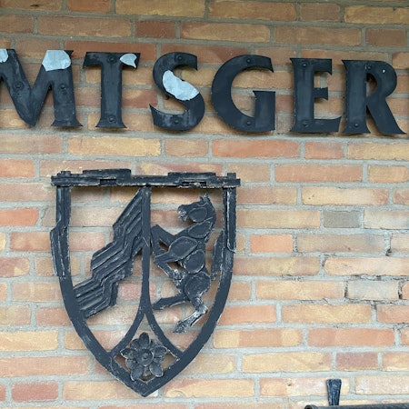 Die Backsteinwand des Bensberger Amtsgerichts.