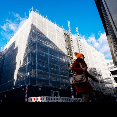 Komplett eingerüstet ist das frühere Geschäftshaus auf der Hohe Straße, das als Interim hergerichtet wird.