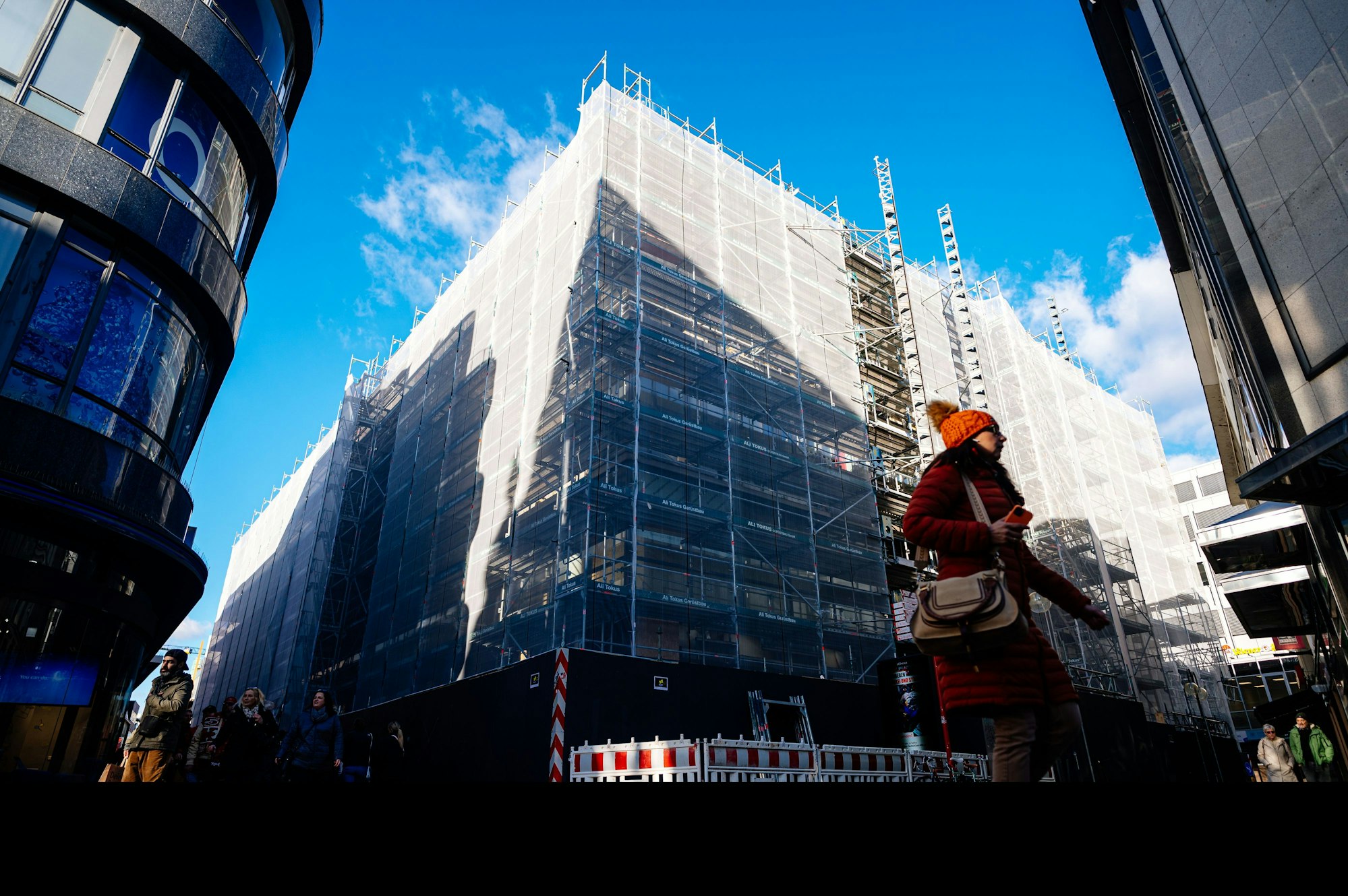 Komplett eingerüstet ist das frühere Geschäftshaus auf der Hohe Straße, das als Interim hergerichtet wird.