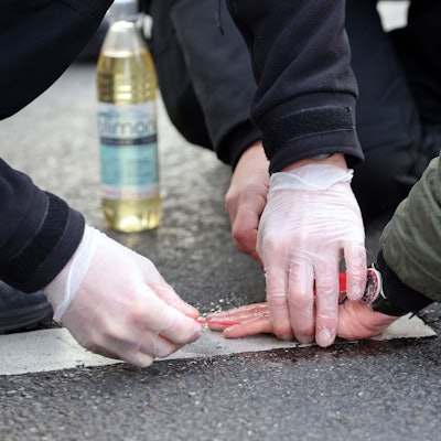 Einsatzkräfte mussten die Aktivisten von der Fahrbahn lösen (Archivbild).