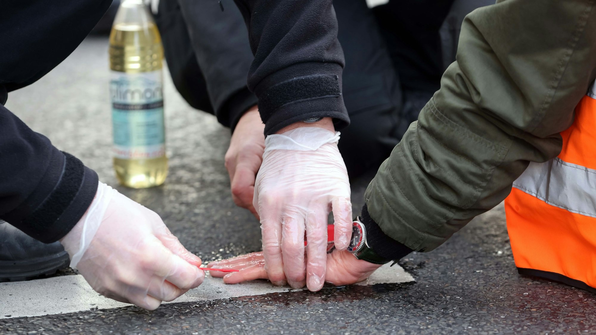 Einsatzkräfte mussten die Aktivisten von der Fahrbahn lösen (Archivbild).