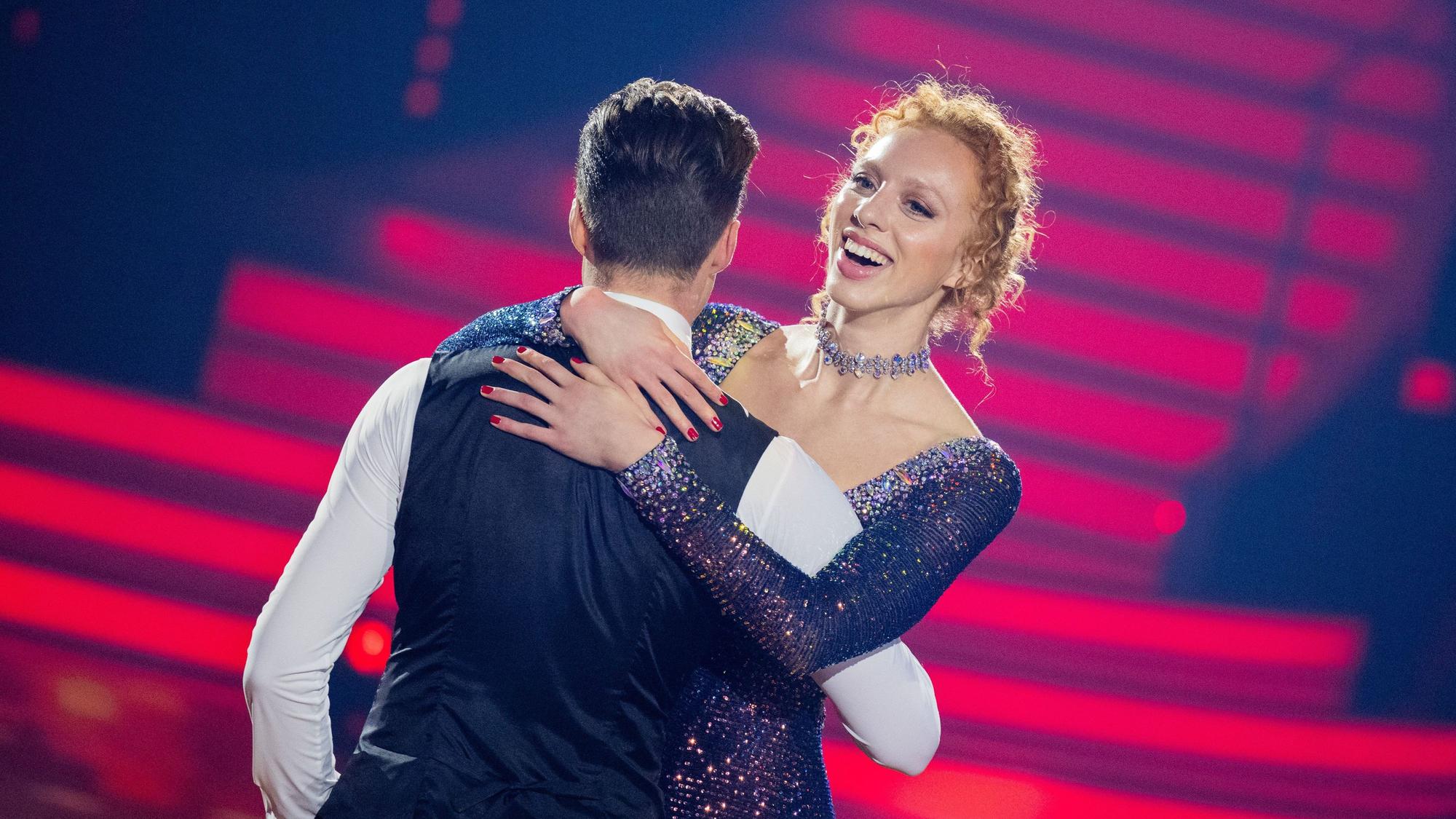 Anna Ermakova, Model, und Valentin Lusin, Profitänzer, tanzen in der RTL-Tanzshow "Let's Dance" im Coloneum. Foto: Rolf Vennenbernd/dpa +++ dpa-Bildfunk +++