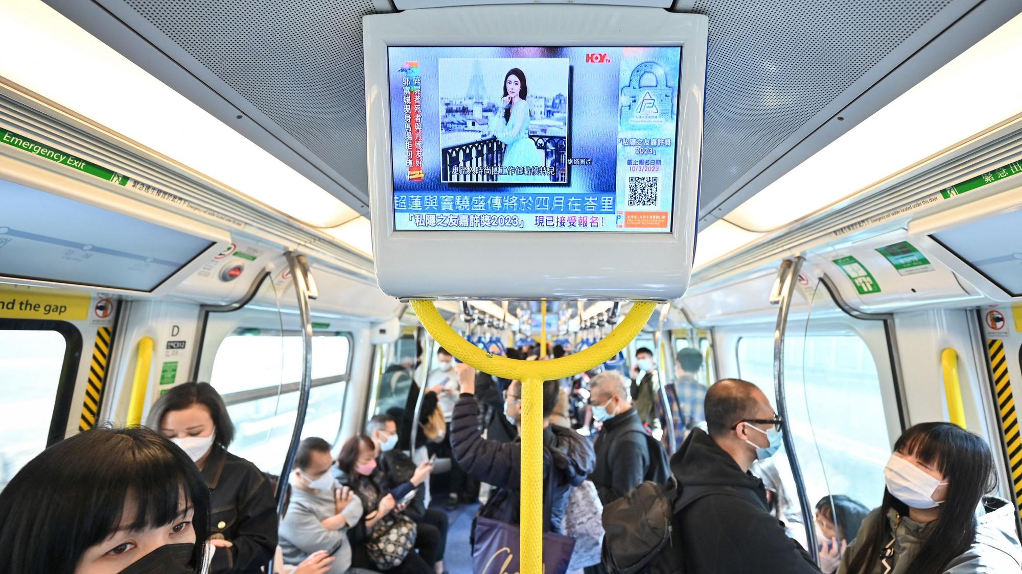 Eine U-Bahn mit Bildschirm, der eine Meldung zu Abby Choi zeigt.