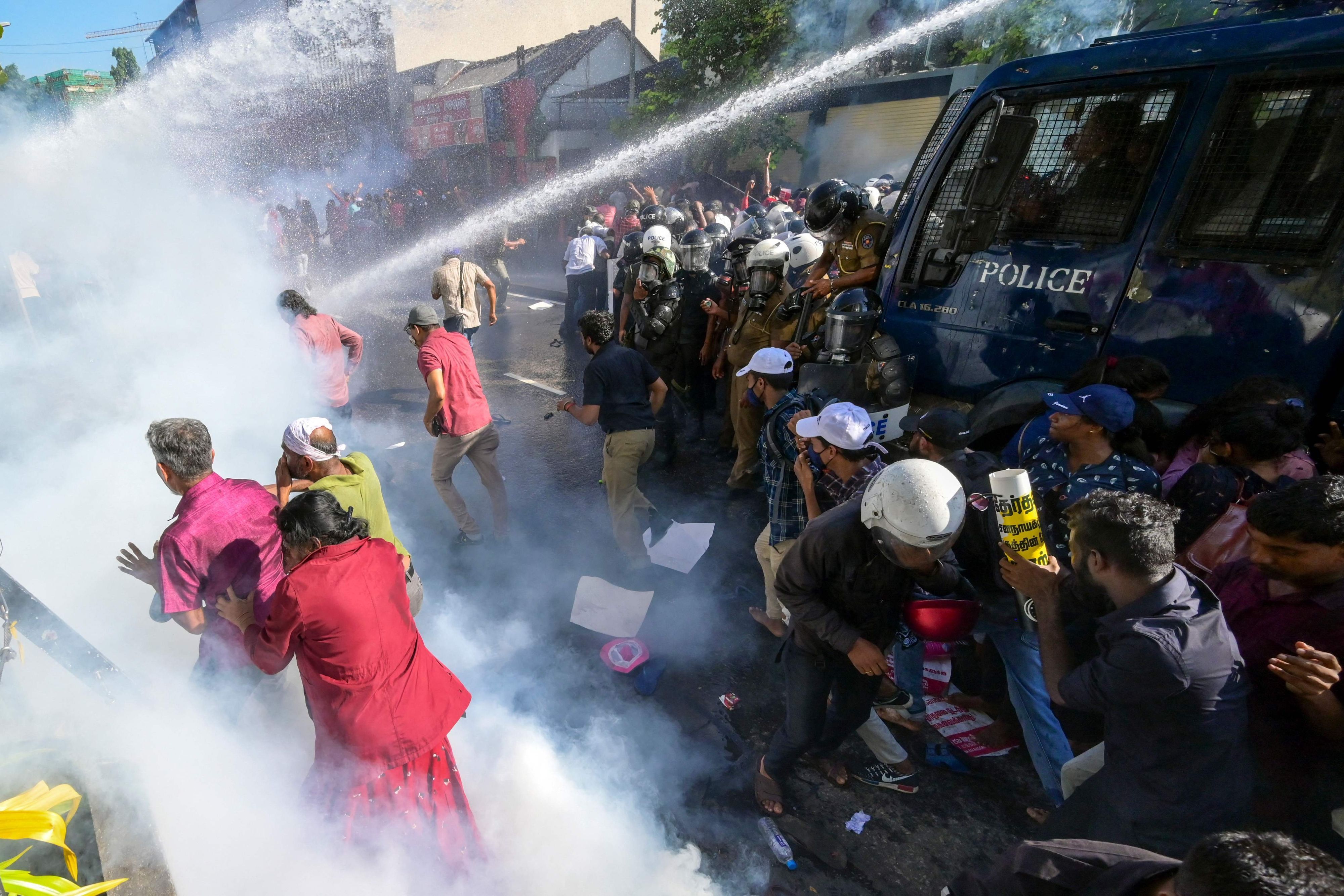 Polizei in Sri Lanka schlägt Proteste nieder, nach Absage der Kommunalwahlen.