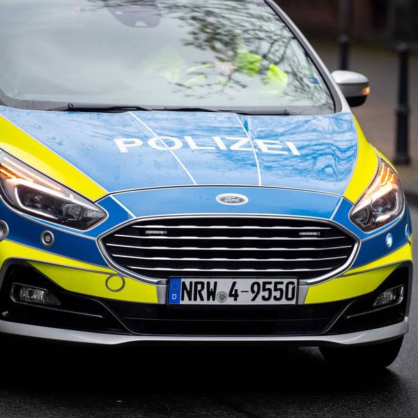 Das Foto zeigt einen Polizeiwagen im Einsatz.