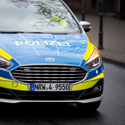 Das Foto zeigt einen Polizeiwagen im Einsatz.