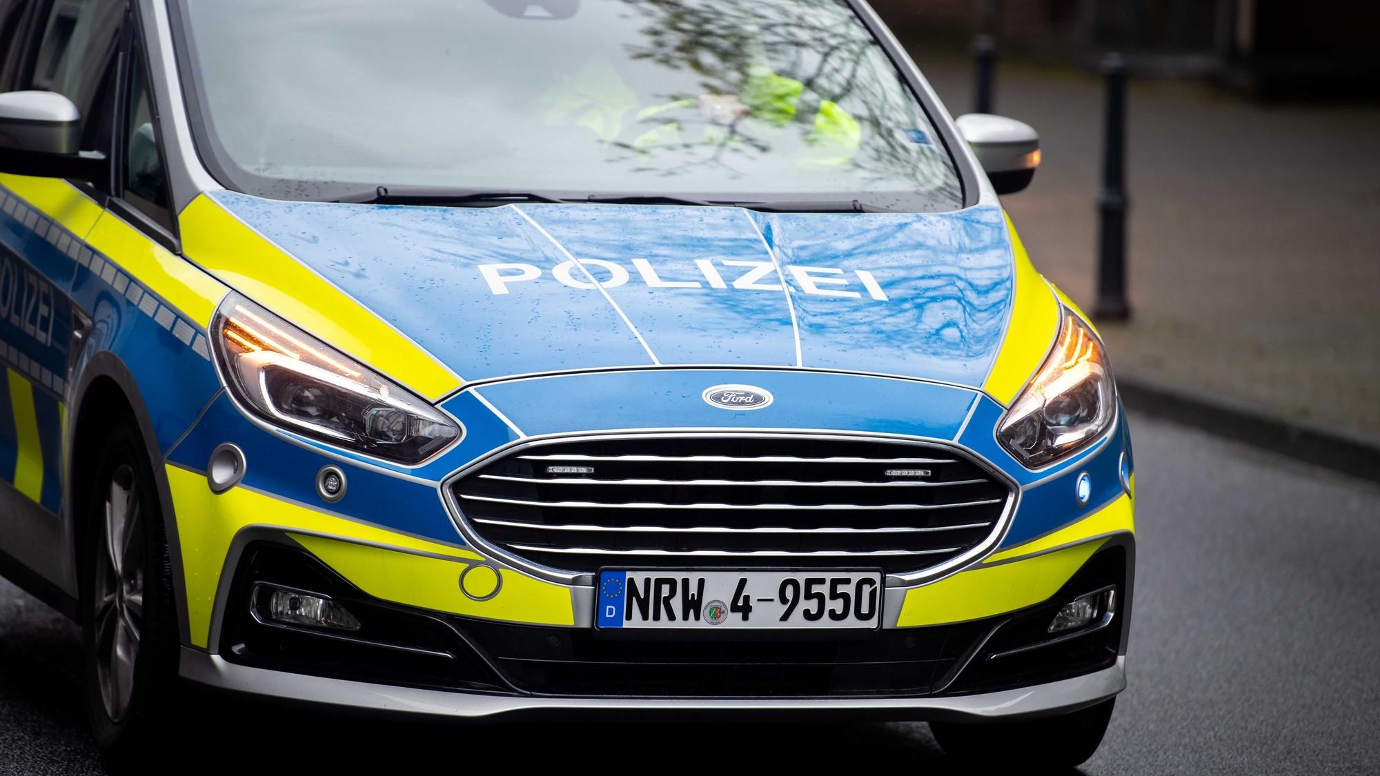 Das Foto zeigt einen Polizeiwagen im Einsatz.