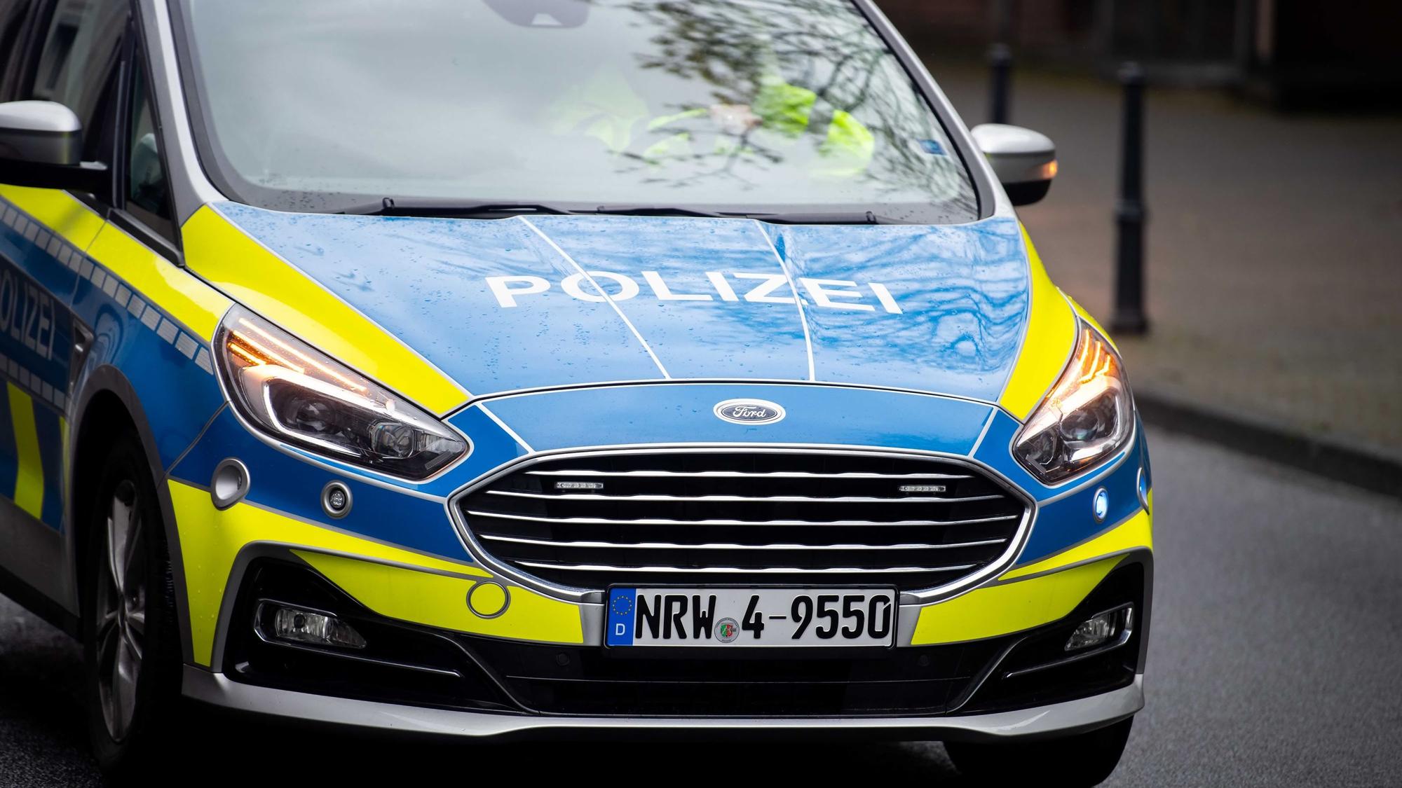 Das Foto zeigt einen Polizeiwagen im Einsatz.