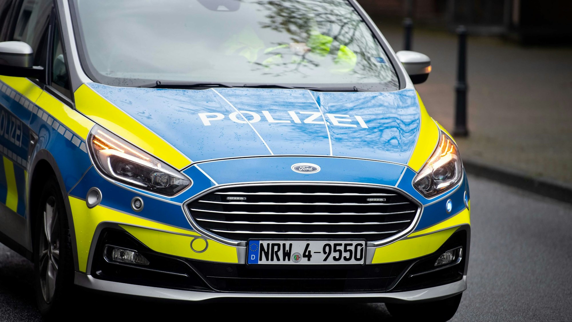 Das Foto zeigt einen Polizeiwagen im Einsatz.