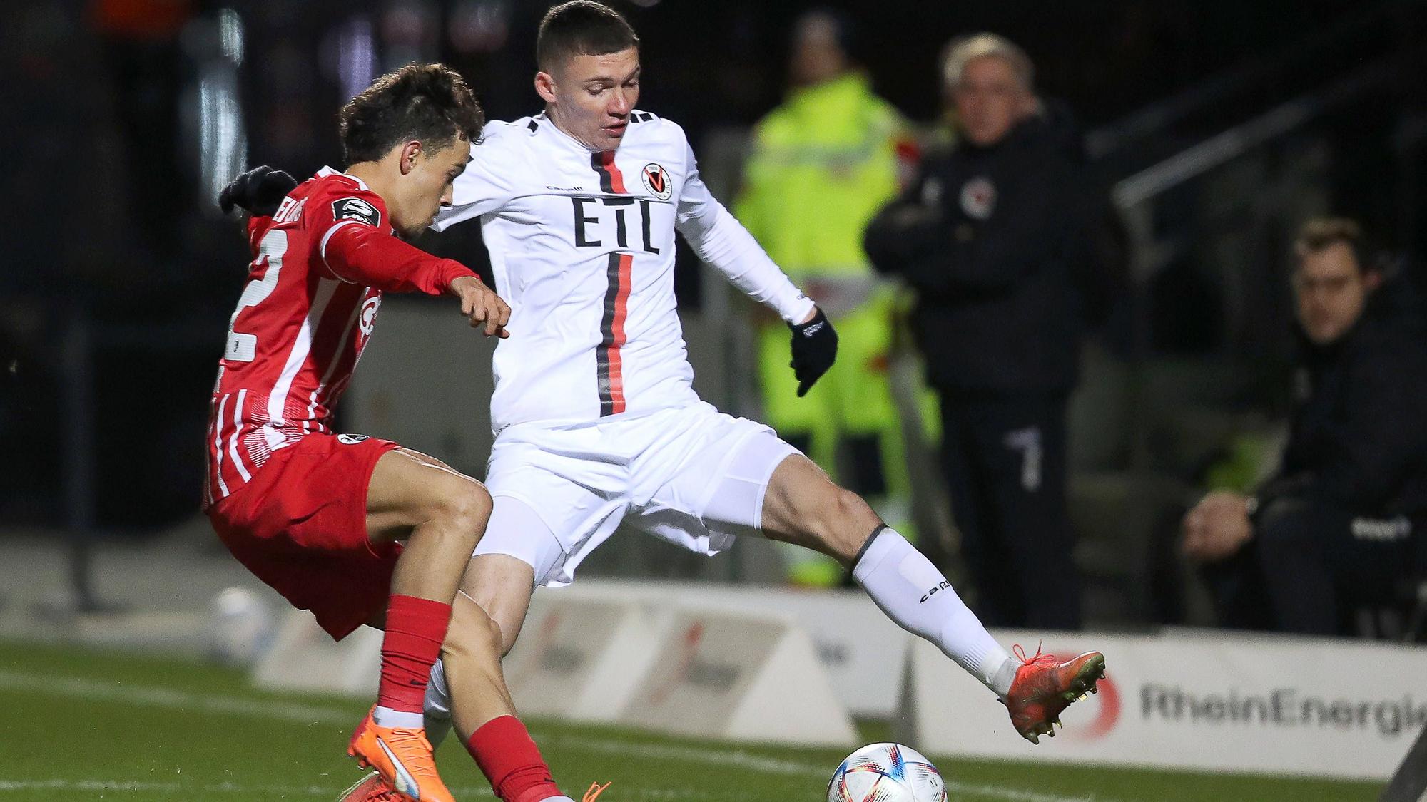 Mika Baur vom SC Freiburg II und Niklas May vom FC Viktoria Köln im Zweikampf um den Ball.