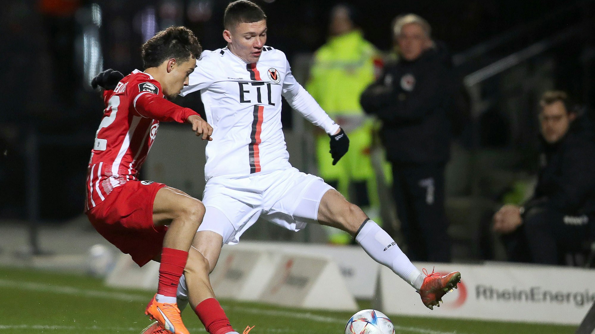 Mika Baur vom SC Freiburg II und Niklas May vom FC Viktoria Köln im Zweikampf um den Ball.