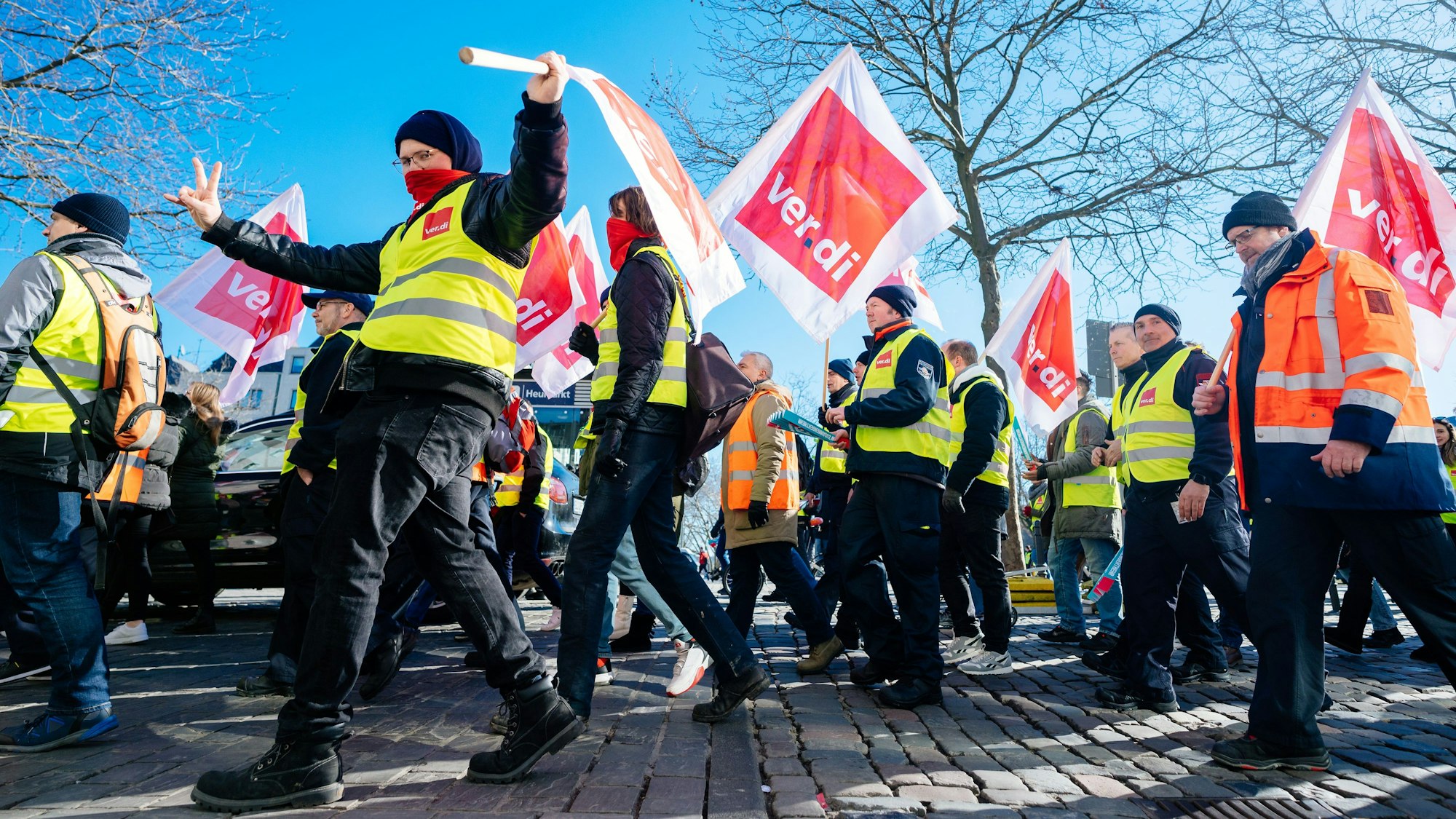 Die Gewerkschaft Verdi hat zum Streik aufgerufen, auf dem Heumarkt verfolgten am Vormittag viele Beschäftigte des öffentlichen Dienstes die offizielle Kundgebung.