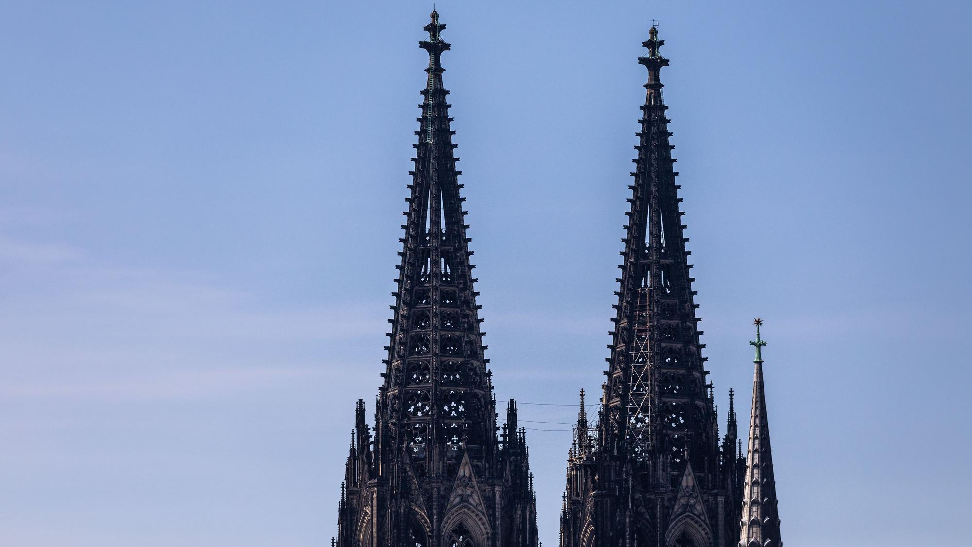 Die beiden Türme des Kölner Dom (Hohe Domkirche St. Petrus) sind vor einem blauen Himmel zu sehen.