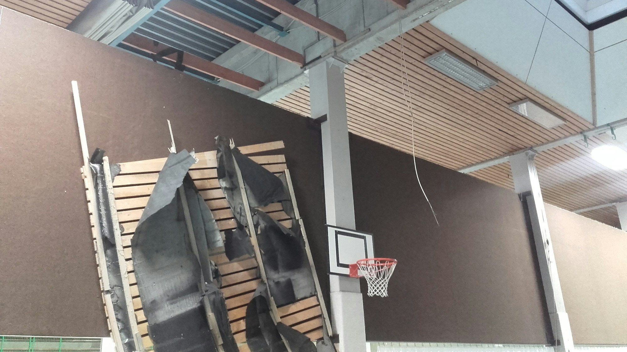 Eingestürzte Deckenteile in einer Sporthalle.