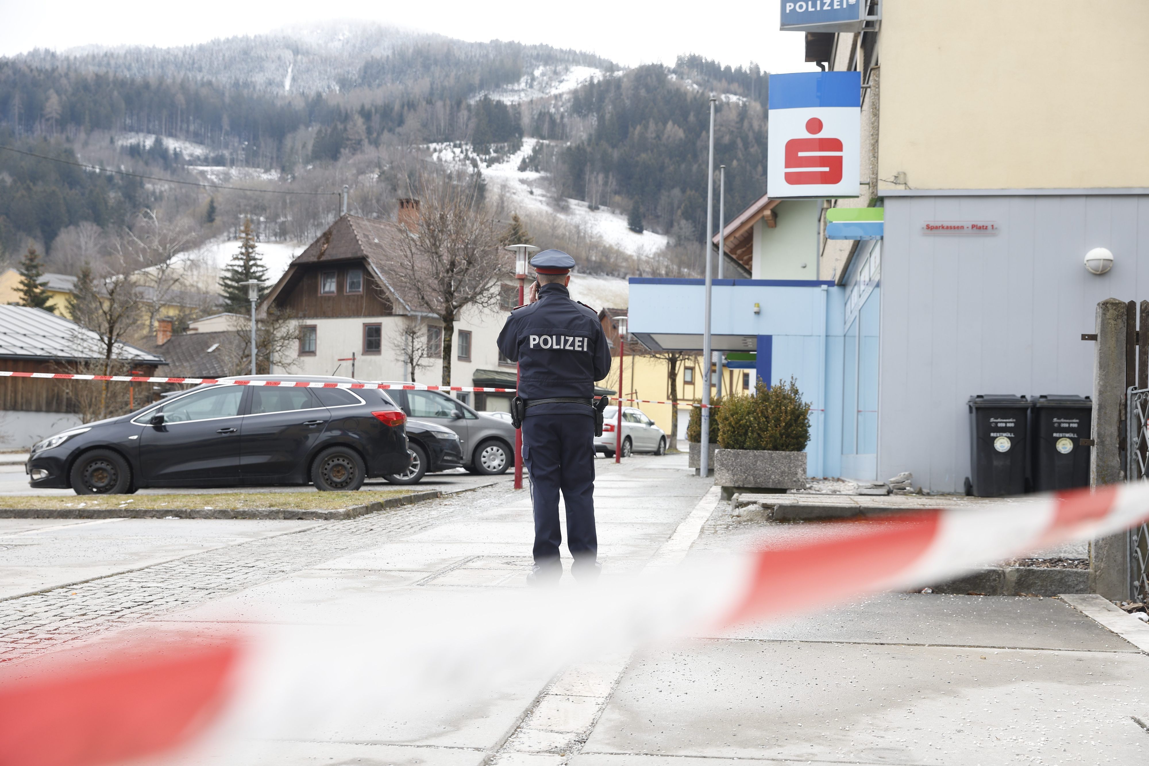 Absperrband hängt vor der obersteirischen Polizeiinspektion Trieben (Bezirk Liezen).