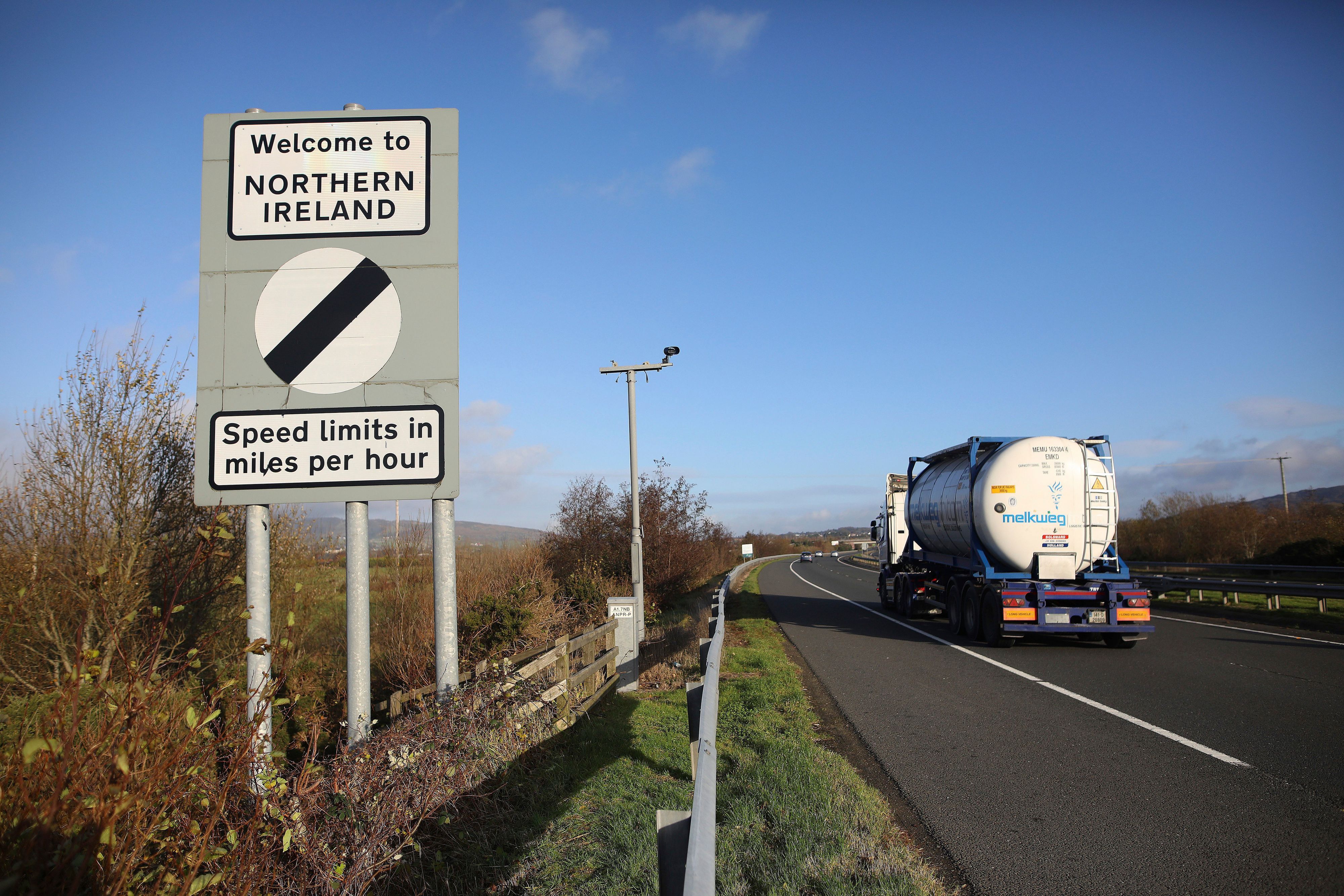 Ein Straßenschild mit der Aufschrift «Willkommen in Nordirland» steht am Straßenrand an der Grenze zwischen Nordirland und der Republik Irland.