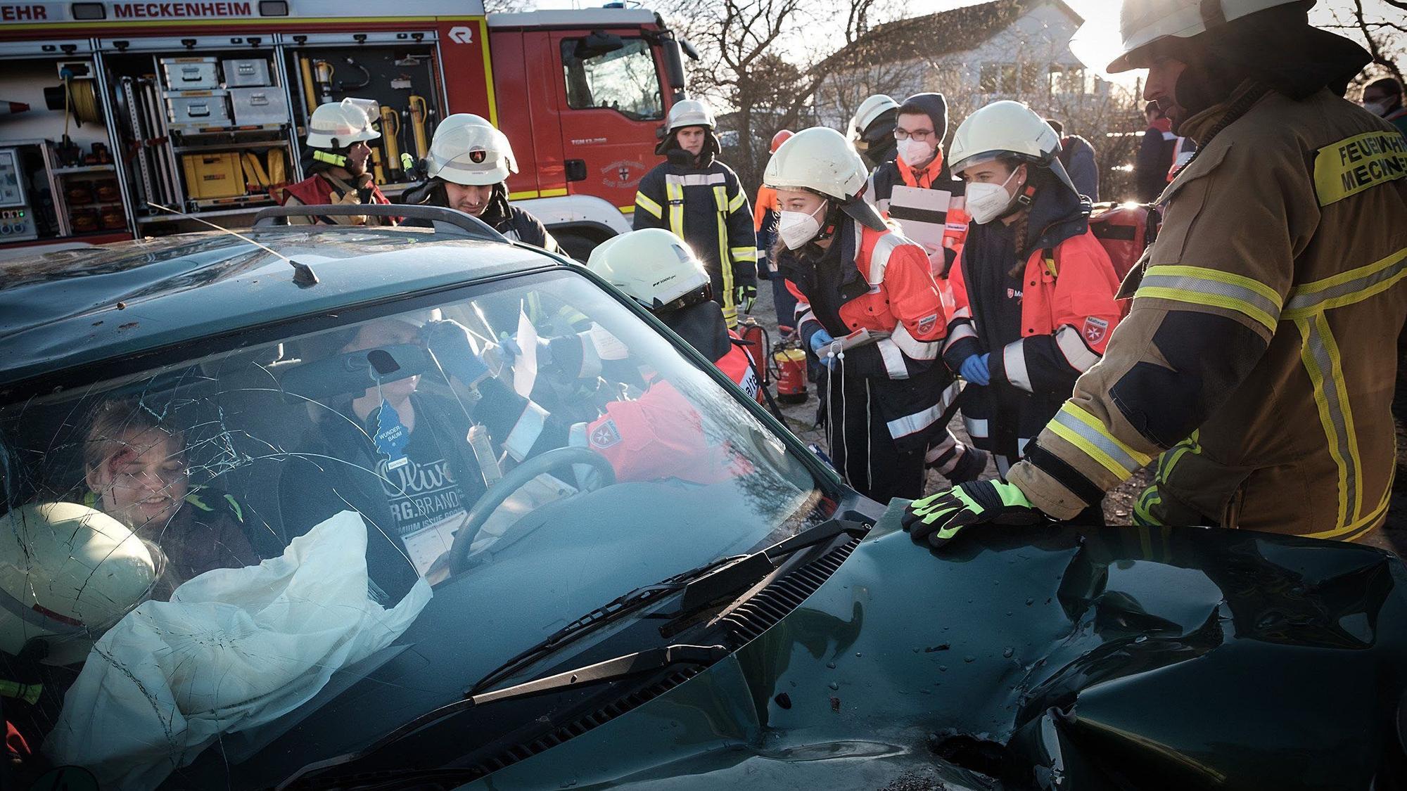 Der Fahrer eines Autos ist eingeklemmt.