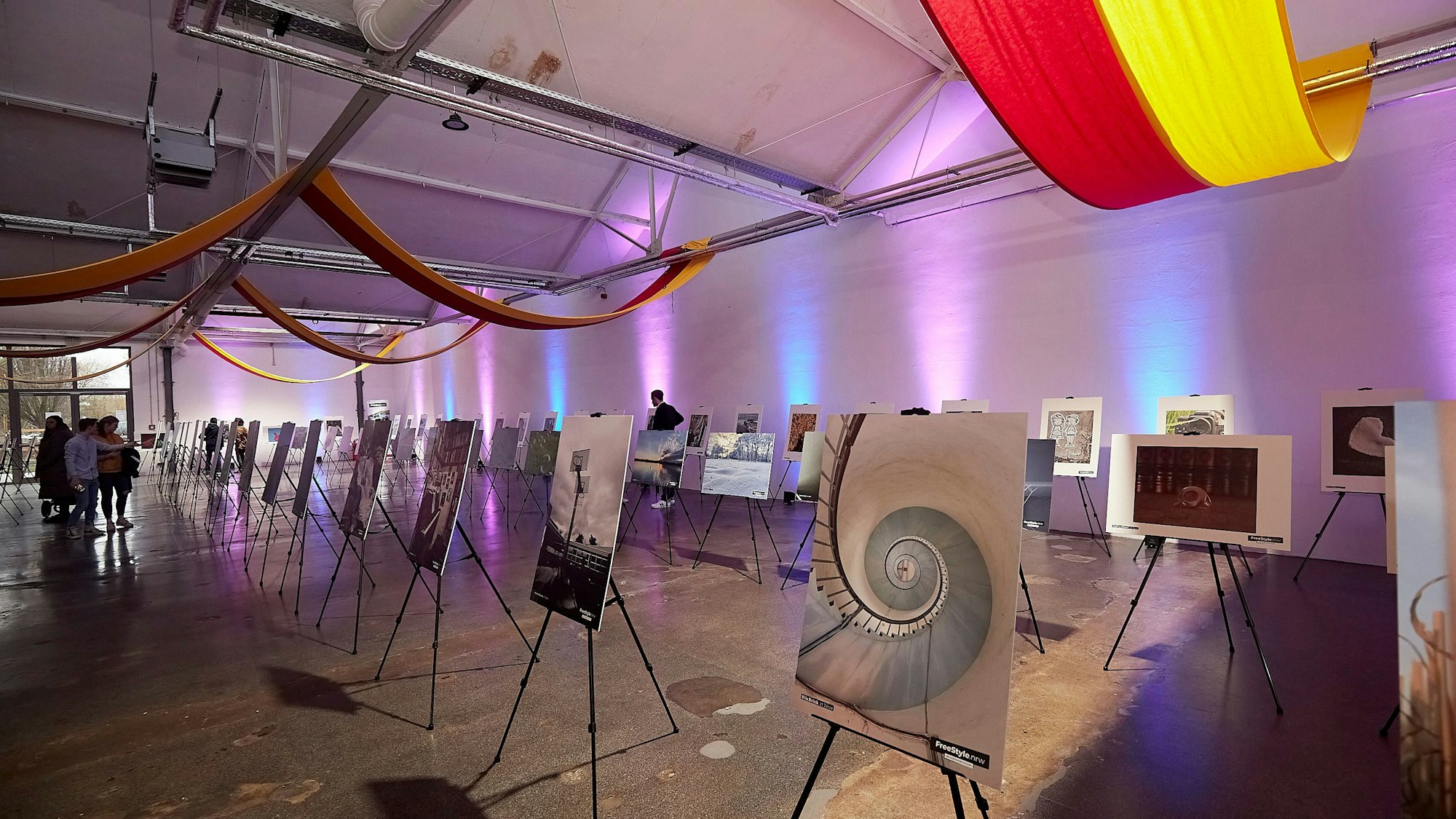 Unterschiedliche Fotos sind ausgestellt.