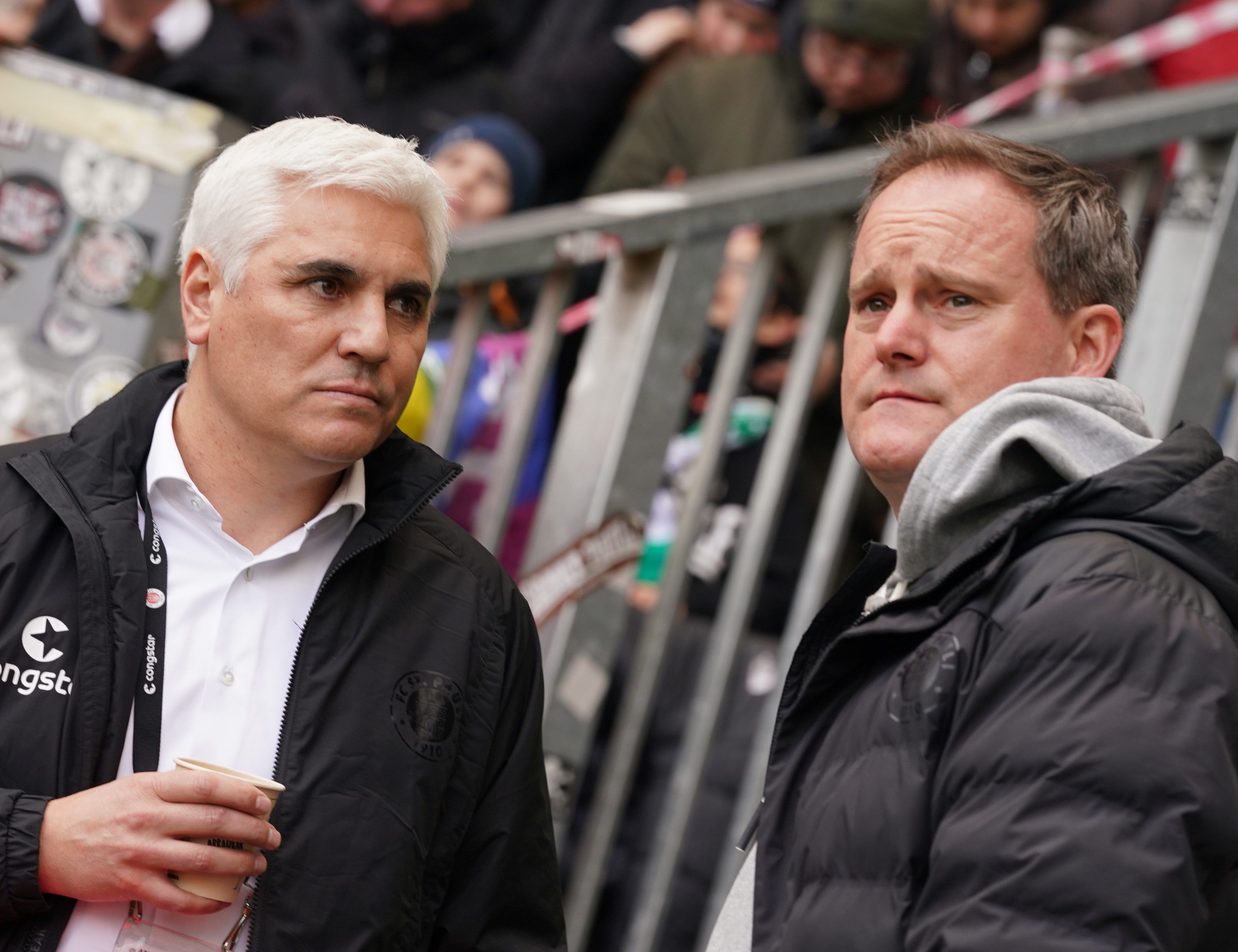 Andreas Bornemann (l), Geschäftsleiter Sport FC St. Pauli, und St. Paulis Präsident Oke Göttlich stehen vor Spielbeginn am Spielfeldrand.