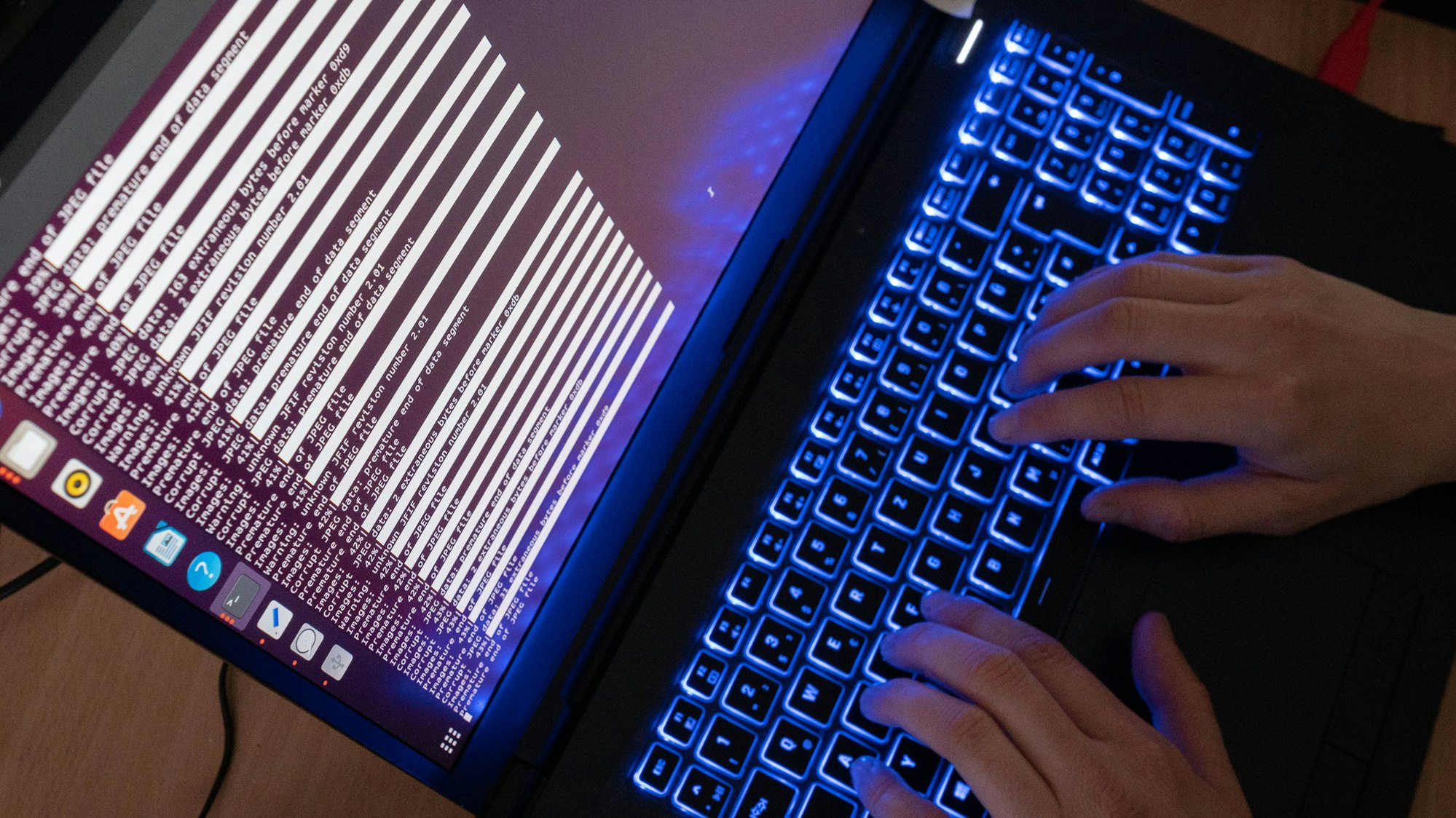 Eine Wissenschaftlerin arbeitet an Computerbildschirmen und programmiert Lösungen.