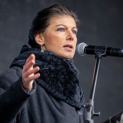Sahra Wagenknecht (Die Linke), spricht während der Demonstration auf der Bühne. Robin Alexander ist der Meinung, mit ihrer Haltung erpresse sie die Linken.