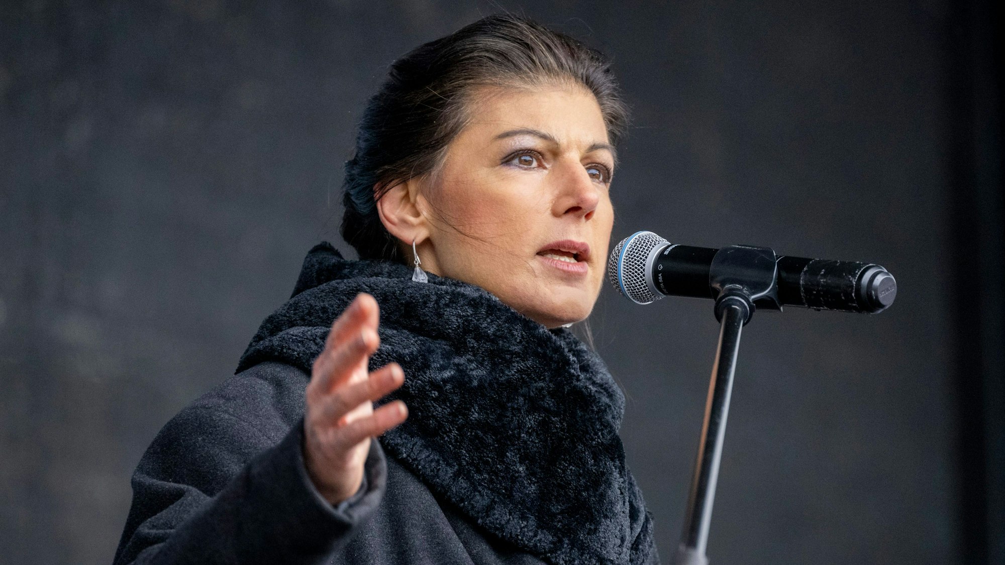 Sahra Wagenknecht (Die Linke), spricht während ihres „Aufstand für den Frieden“ auf der Bühne. Am Brandenburger Tor in Berlin haben sich am Samstag mehrere Tausend Menschen zu einer Kundgebung für Verhandlungen mit Russland im Ukraine-Krieg versammelt. Nun wird Kritik an Wagenknecht laut.
