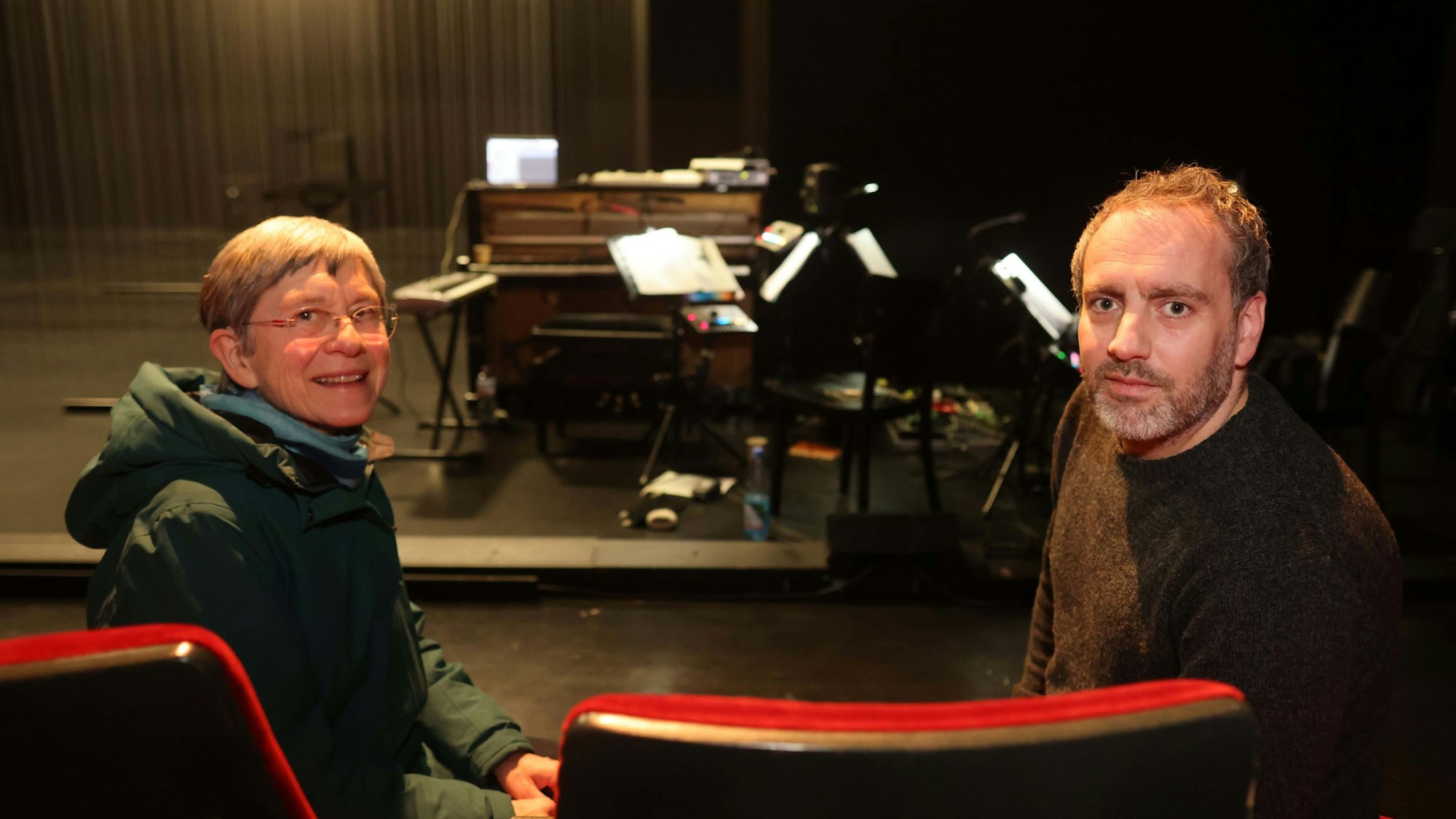 Überzeugte sich im Depot des Schauspiels von den Vorteilen der Technik: Eva Eder, Mitglied im Deutschen Schwerhörigenbund (DSB) traf Manuel Poell, Leiter der Tonabteilung im Schauspiel Köln. Er zeigte die neue WLAN-basierte Höranlage.