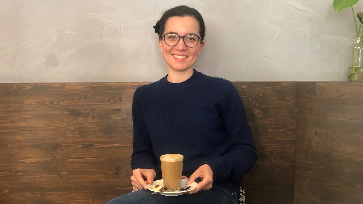 Frau mit Latte-Macchiato-Glas