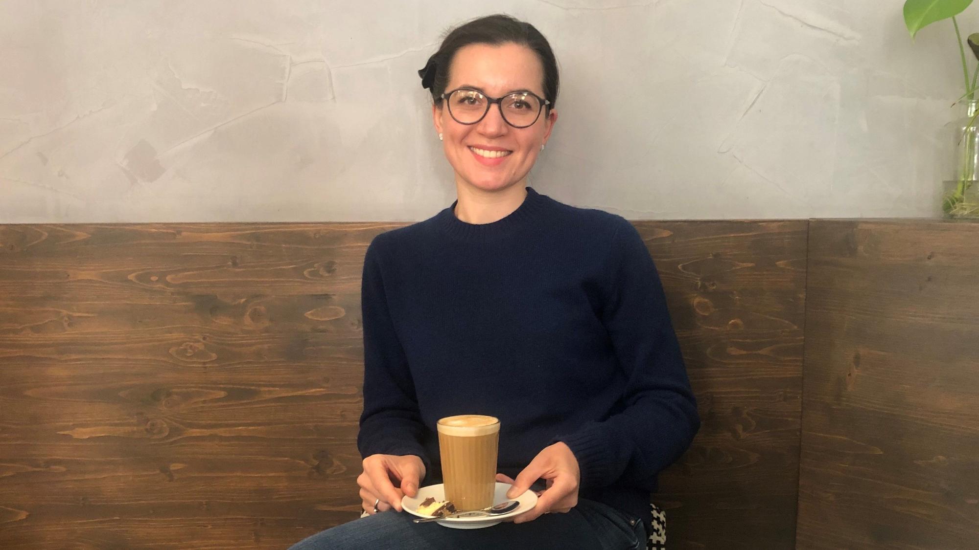 Frau mit Latte-Macchiato-Glas