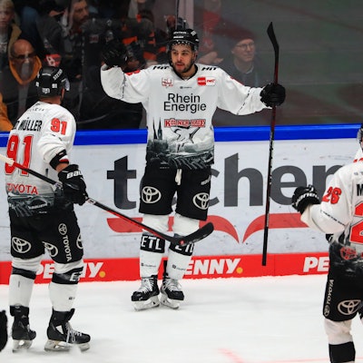Nicholas Baptiste (Mitte) feiert sein Tor zum 1:0 für Köln gegen Frankfurt.