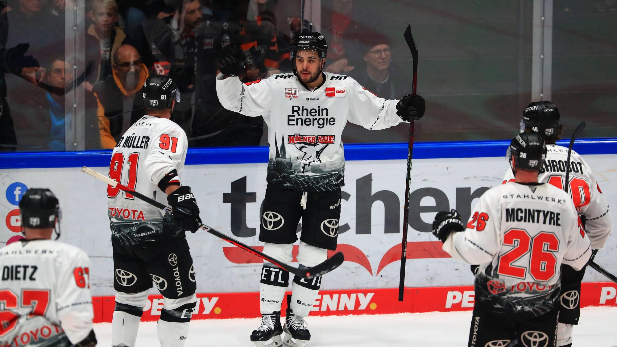Nicholas Baptiste (Mitte) feiert sein Tor zum 1:0 für Köln gegen Frankfurt.