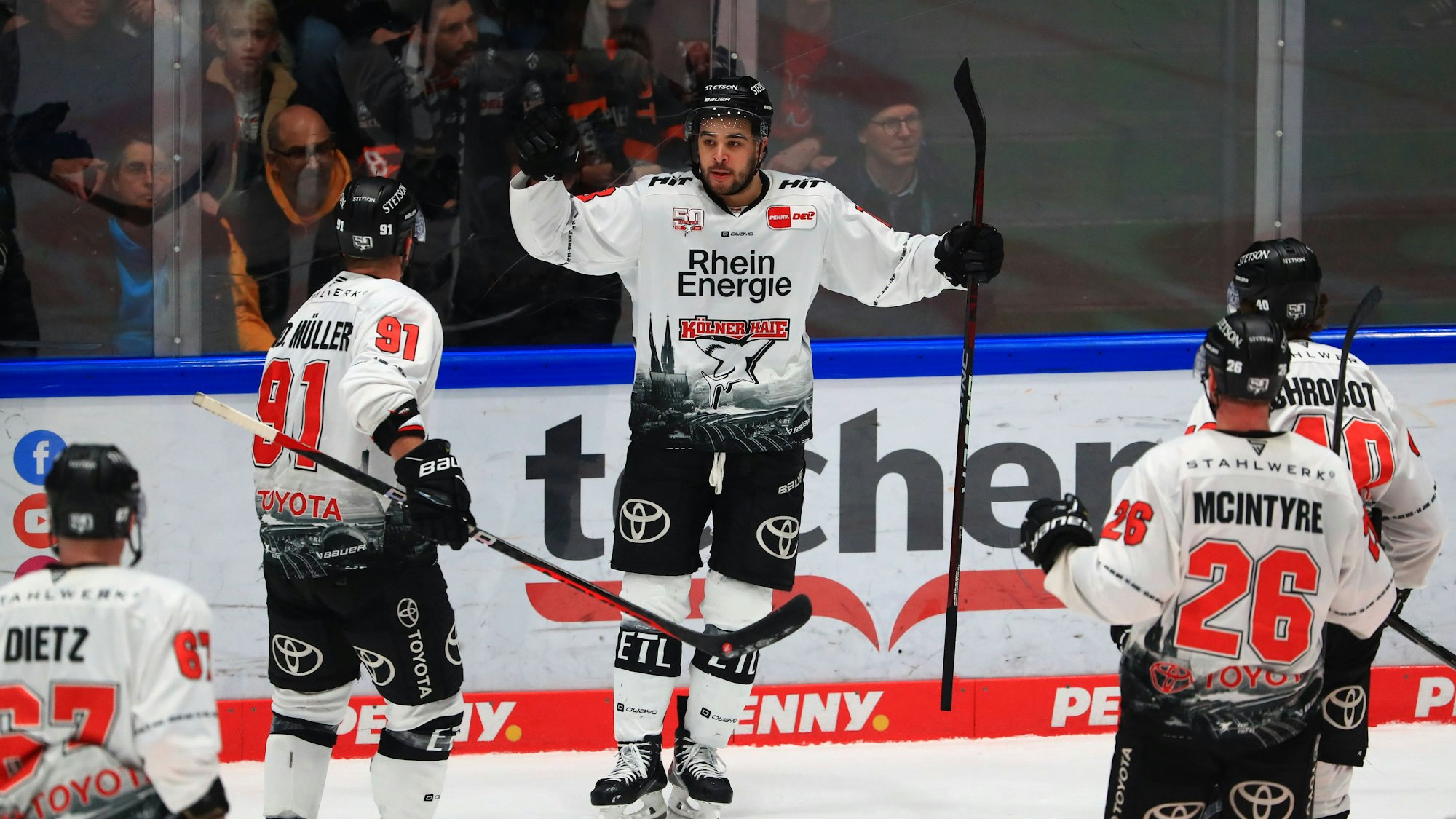 Nicholas Baptiste (Mitte) feiert sein Tor zum 1:0 für Köln gegen Frankfurt.