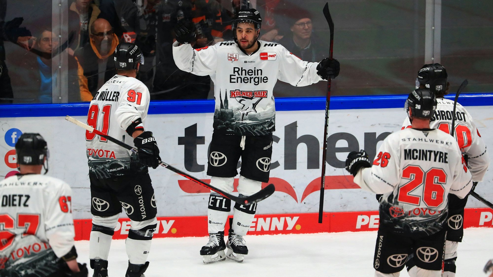 Nicholas Baptiste Koeln, Mitte feiert sein Tor zum 1:0 fuer Koeln gegen Frankfurt Loewen Frankfurt vs Koelner Haie, Eishockey, DEL, 28.02.2023 Loewen Frankfurt vs Koelner Haie, Eishockey, DEL, 28.02.2023 Frankfurt *** Nicholas Baptiste Koeln, center celebrates his goal to make it 1 0 for Koeln vs Frankfurt Loewen Frankfurt vs Koelner Haie, Ice Hockey, DEL, 28 02 2023 Loewen Frankfurt vs Koelner Haie, Ice Hockey, DEL, 28 02 2023 Frankfurt Copyright: xEibner-Pressefotox EP_RWS
