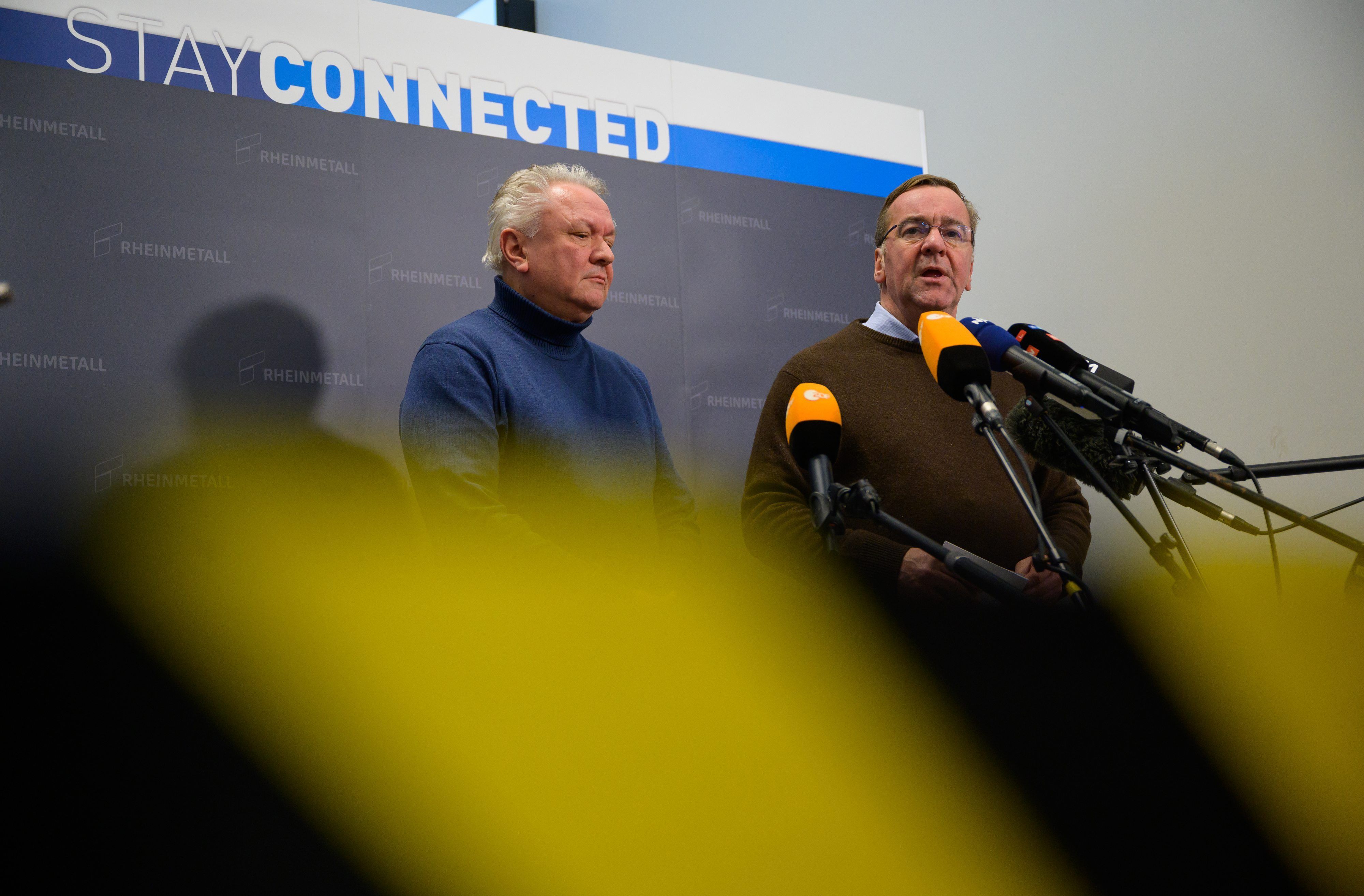 Bundesverteidigungsminister Boris Pistorius (r.) und Rheinmetall-Vorstand Armin Papperger (l.) geben ein Pressestatement. (Archivbild)