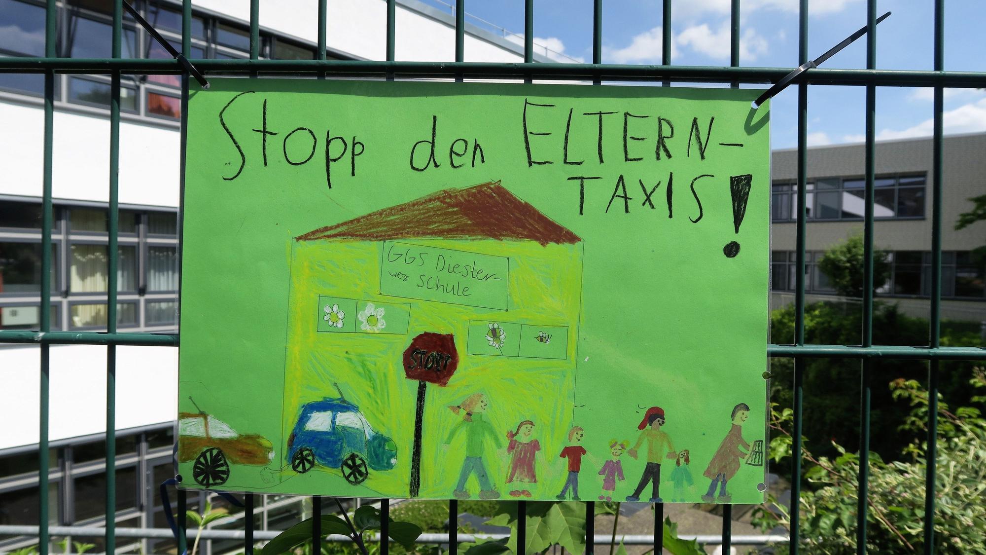 Bemaltes Plakat mit der Aufschrift „Stopp den Elterntaxis!“