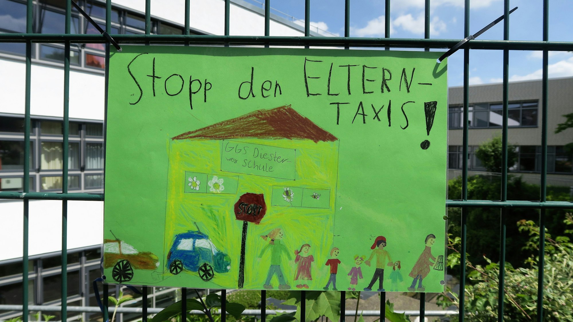 Bemaltes Plakat mit der Aufschrift „Stopp den Elterntaxis!“