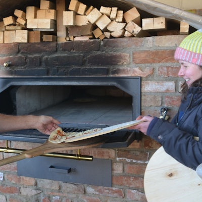 Ob Pizza, Brot oder Kuchen, der "Dorfbackes" der Dörfergemeinschaft am Thürne bietet viele Möglichkeiten gemeinsam leckere Speisen zu backen.